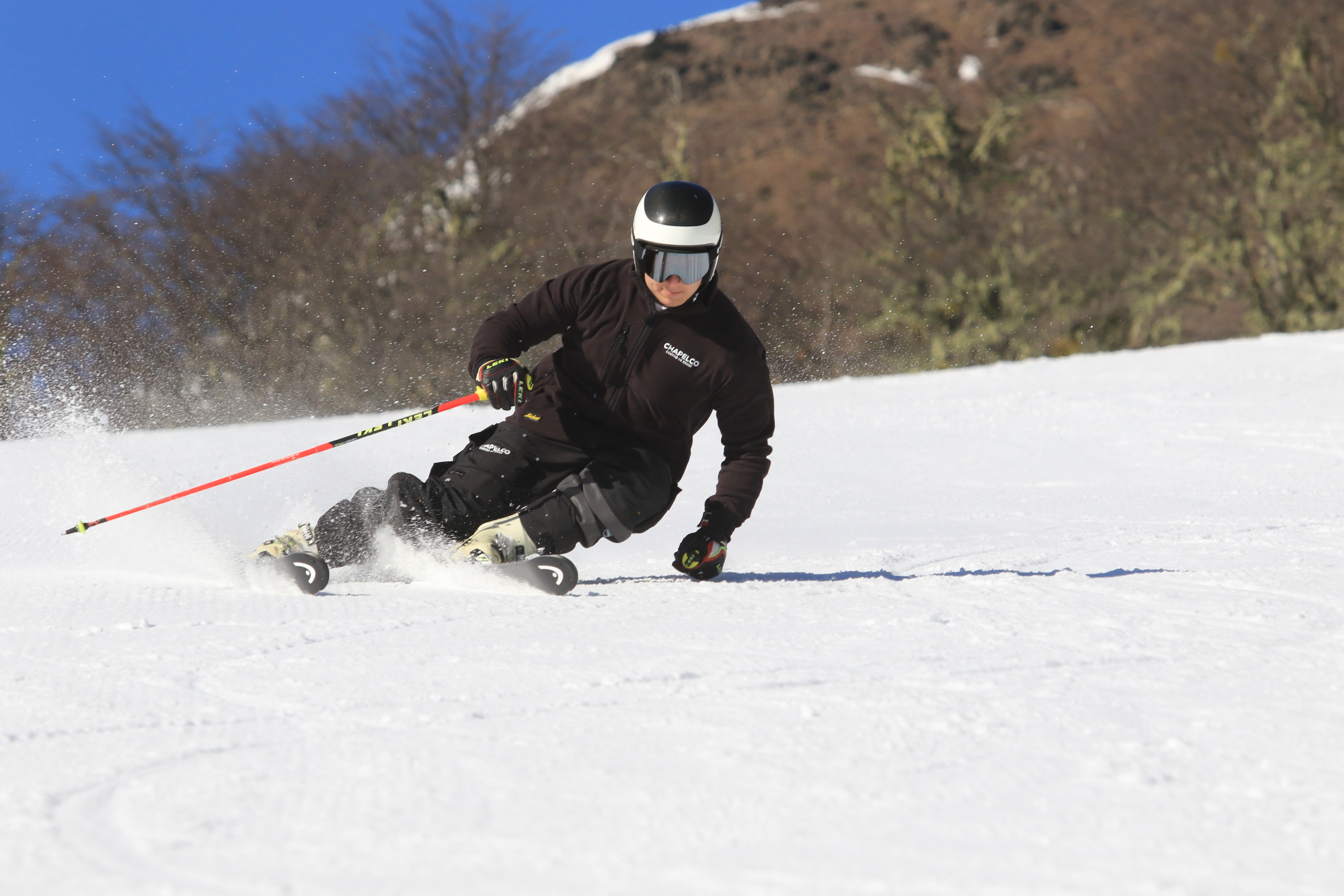 Leandro enseñando esquí en bariloche